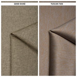 Può includere: Due campioni di tessuto, uno con l'etichetta "SAND DUNE" e l'altro "TUSCAN TAN". Il campione "SAND DUNE" è un tessuto strutturato marrone chiaro. Il campione "TUSCAN TAN" è un tessuto marrone medio liscio con un motivo sottile. Entrambi i tessuti sono piegati.