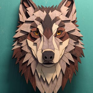 Peut inclure: Sculpture en bois représentant une tête de loup avec un design géométrique. L'œuvre utilise des nuances de marron, de gris et de beige, avec des yeux jaunes. Le pelage du loup est superposé, créant un effet 3D. L'œuvre est une décoration murale.