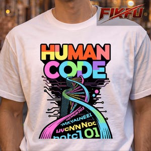 Könnte beinhalten: Weißes T-Shirt mit dem Schriftzug "HUMAN CODE" in einem bunten, blockartigen Schriftstil. Darunter ein stilisierter DNA-Strang in Regenbogenfarben, der sich durch ein Leiterplattendesign windet. Das Shirt hat das Markenlogo "FIKFU" oben rechts.
