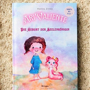 Könnte beinhalten: Eine weiße Keramik-Tasse mit schwarzem Henkel und dem Text "But First, Coffee" in fetter, schwarzer Schrift. Die Tasse steht vor einem verschwommenen Hintergrund, der eine gemütliche Umgebung andeutet.