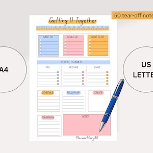 Könnte beinhalten: Ein farbenfroher Planer-Notizblock mit Abschnitten für Aufgaben, Termine und Notizen. Der Notizblock hat ein farbenfrohes Design mit dem Text "Getting It Together". Ein blauer Stift liegt auf dem Notizblock.