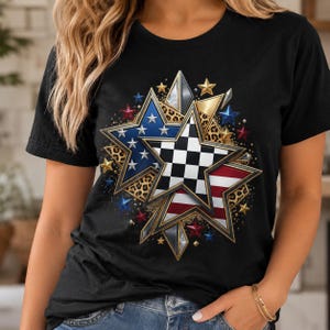 Może przedstawiać: Czarny t-shirt z krótkim rękawem z centralną grafiką przedstawiającą warstwowe gwiazdy. Wzór zawiera szachownicę, paski w barwach flagi amerykańskiej, niebieskie sekcje w gwiazdki oraz akcenty w panterkę, wykończone złotymi i srebrnymi obwódkami.