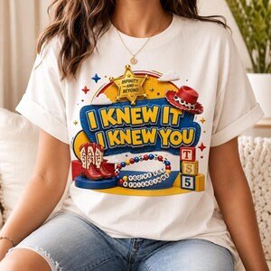 Pode incluir: Uma t-shirt cor de creme com uma impress&atilde;o gr&aacute;fica que inclui uma estrela de xerife amarela com a etiqueta Infinity and Beyond, um chap&eacute;u de cowboy vermelho, botas de cowboy vermelhas, uma pulseira de contas com o texto You've Got a Friend in Me e blocos com T, S, 5.
