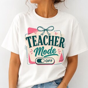 Puede incluir: Camiseta blanca con la frase "TEACHER Mode OFF". El diseño incluye un lazo turquesa, corazones rosas y un interruptor turquesa y rosa. Una prenda casual para el uso diario.