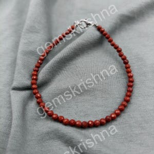 Roter Jaspis rundes Armband, minimalistisches Edelstein-Armband, winziges Perlenstapel-Armband, handgemachtes Kristallschmuck-Geschenk für Frauen