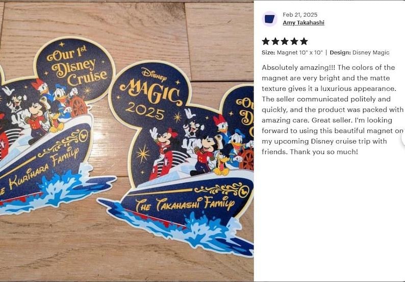 Op de afbeelding: Twee magneten in de vorm van Mickey Mouse met een donkerblauw cruiseschip en Disney-figuren, waaronder Mickey, Minnie en Donald Duck. De tekst luidt Our 1st Disney Cruise, Disney Magic 2025 en The Kurihara Family of The Takahashi Family.