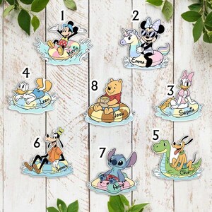 Puede incluir: Una colección de ocho pegatinas de personajes de dibujos animados con Mickey Mouse, Minnie Mouse, Daisy Duck, Donald Duck, Pluto, Goofy, Winnie the Pooh y Stitch, cada uno sentado en un flotador colorido con un nombre personalizado.