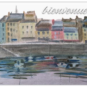 Peut inclure: Une peinture à l'aquarelle d'une scène de port avec des bâtiments colorés dans des tons de jaune, rose et bleu le long d'un quai en pierre. Plusieurs petits bateaux sont amarrés dans l'eau, qui reflète les bâtiments. Le mot bienvenue est écrit.