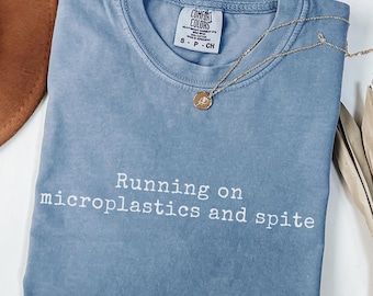 Camiseta "Corriendo sobre microplásticos y rencor" / Camiseta con meme desquiciado / Camiseta con cita sarcástica / Regalo de humor para la Generación Z / Camiseta existencial irónica