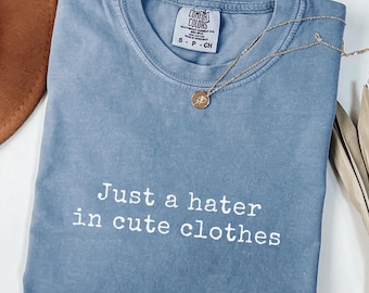 Camiseta "Just A Hater In Cute Clothes", Camiseta gráfica sarcástica Comfort Colors, Camiseta divertida y atrevida, Top estético de moda