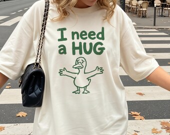 Camiseta "Necesito un abrazo" con el ganso, camiseta "Ganso triste", camiseta divertida sobre salud mental, camiseta con humor para introvertidos, camiseta gráfica con la que te puedes identificar, ganso lindo y tonto