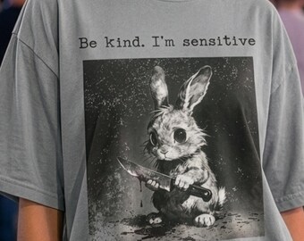 Camiseta "Sé amable, soy sensible", camiseta gráfica de conejo con humor negro, camiseta "Linda pero psicópata", camiseta de conejo con estética grunge, camiseta emocional para introvertidos