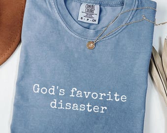 Camiseta "El desastre favorito de Dios", camiseta gráfica sarcástica de Comfort Colors, top de energía caótica, camiseta irónica y divertida, camiseta sarcástica