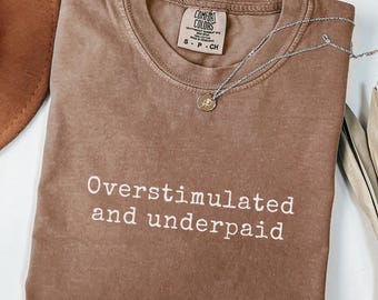 Camiseta "Sobreestimulada y mal pagada", camiseta sarcástica para la oficina, regalo divertido para compañeros de trabajo, camiseta con humor corporativo, camiseta para la mejor amiga del trabajo, Comfort Colors
