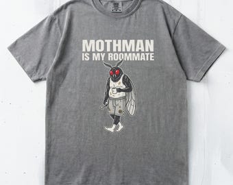 Camiseta "Mothman es mi compañero de piso" / Camiseta gráfica de Mothman críptido / Camiseta vintage de Cryptid Core / Camiseta retro de humor negro / Camiseta gráfica Weirdcore