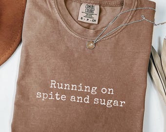 Camiseta "Running on Spite and Sugar", camiseta divertida de agotamiento, camiseta sarcástica desquiciada, regalo para introvertidos de Comfort Colors, ropa con humor inexpresivo y atrevido.