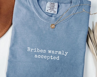 Camiseta con el lema "Sobornos aceptados con gusto", Camiseta sarcástica para la oficina, Regalo divertido para tu mejor amigo/a del trabajo, Camiseta graciosa para profesores, Camiseta con humor seco, Camiseta Comfort Colors
