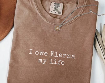 Camiseta "Le debo la vida a Klarna" / Camiseta divertida para compradoras compulsivas / Camiseta de matemáticas para chicas / Camiseta con cita sarcástica / Regalo para adictas a las compras / Camiseta con meme desquiciado