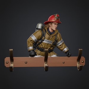 Peut inclure: Un porte-manteau mural en bois avec trois crochets en laiton. Une figurine de pompier en uniforme jaune et casque rouge est placée au-dessus du porte-manteau. Le pompier porte un appareil respiratoire.
