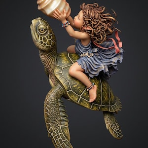 Puede incluir: Escultura detallada de un niño montado en una tortuga marina, sosteniendo una gran concha cerca de su oído. La tortuga es verde y marrón, y el niño lleva un vestido azul. Tema fantástico y caprichoso.