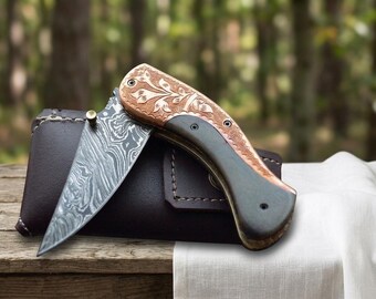 Handgefertigtes Klappmesser aus Damaststahl mit eingraviertem schwarzem Horngriff, EDC Messer, Gesamtlänge: 20,5 cm
