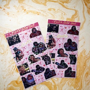 Könnte beinhalten: Zwei rechteckige Aufkleberbögen mit hellrosa Hintergrund und dem Text "CaveOh Sticker Sheet" am oberen Rand. Die Bögen sind mit verschiedenen kleinen Fotoaufnahmen von Menschen und Haustieren bedeckt, durchsetzt mit rosa Schleifen und weißen Herzumrissen.