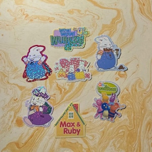 Könnte beinhalten: Ein Set aus drei Keramikbechern mit gesprenkelter, matter Oberfläche. Die Becher sind in Creme-, Hellgrau- und Dunkelgrautönen gehalten. Jeder Becher hat ein schlichtes, minimalistisches Design.