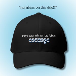 Peut inclure: Casquette de baseball noire avec l'inscription "I'm coming to the cottage" brodée en blanc et bleu. La casquette a une visière incurvée et une couronne structurée. Le texte "*numbers on the side!!!*" est au-dessus du chapeau.