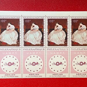 Puede incluir: Una hoja de ocho sellos postales de la República del Alto Volta. La fila superior presenta una pintura de una persona con vestido blanco, mientras que la fila inferior muestra un círculo rosa con una trompa de postillón y estrellas, etiquetado Philexafrique Abidjan.