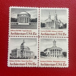 Peut inclure: Un bloc de quatre timbres-poste de 15 cents présentant des illustrations en noir et blanc d'architecture américaine : la rotonde de Virginie, la cathédrale de Baltimore, le capitole de Boston et la bourse de Philadelphie, avec leurs noms.