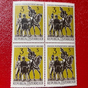 Peut inclure: Un bloc de quatre timbres-poste de la République d'Autriche, chacun présentant un fond jaune avec une illustration en noir et blanc de soldats et d'un cheval. Le texte indique Pariser Postkonferenz 1863-1963, 3 S et Republik Österreich.