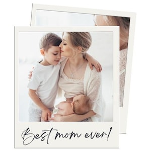 Peut inclure: Photo de style polaroid montrant une mère embrassant le front de son fils tout en tenant un bébé. La photo contient le texte "Best mom ever!" en écriture cursive en bas. Les sujets portent des vêtements clairs.