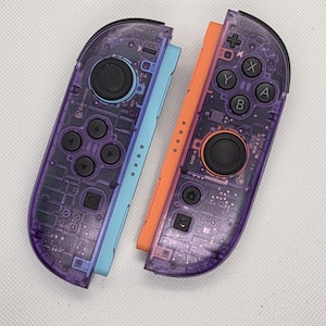 Może przedstawiać: Rustykalny drewniany szyld z napisem "Welcome to our home" w białych literach. Szyld ma postarzaną powierzchnię i prosty, zapraszający design.