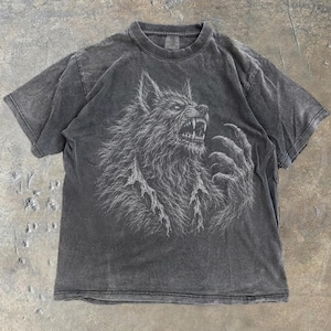 Könnte beinhalten: Ein anthrazitfarbenes Kurzarm-T-Shirt mit einer detaillierten weißen Strichzeichnung eines knurrenden Werwolfs mit scharfen Krallen und Fell. Der Stoff hat eine verwaschene Optik und das Wort Pepper ist unten links in Schwarz aufgedruckt.