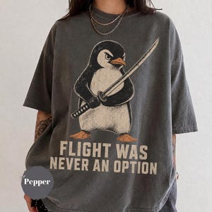 Flyg var aldrig ett alternativ-tröja, rolig pingvinkniv-tröja, sarkastisk mörk humor-gåva, pingvin med katana-tröja