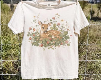Chemise fraise fauve, t-shirt cerf Cottagecore, graphique botanique boisé vintage, cadeau nature mignon
