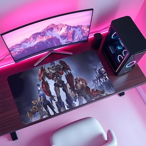 Pode incluir: Uma caneca de cerâmica branca com uma alça preta e o texto "But First, Coffee" em negrito preto. A caneca está sobre uma superfície branca. A caneca tem aproximadamente 10 cm de altura.