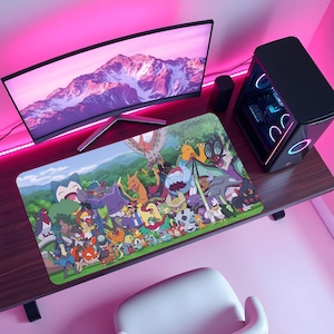 Puede incluir: Una configuración de escritorio de computadora con un monitor curvo grande que muestra un paisaje montañoso. Se ve una alfombrilla de ratón colorida con varios personajes de dibujos animados. Una torre de computadora negra con iluminación interna está a la derecha.