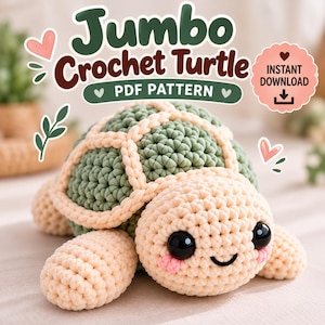 Op de afbeelding: Een gehaakte schildpad met een saliegroen schild en een crèmekleurig lichaam, kop en vinnen. De schildpad heeft grote zwarte ogen en roze wangen. Tekst: Jumbo Crochet Turtle PDF Pattern en Instant Download.
