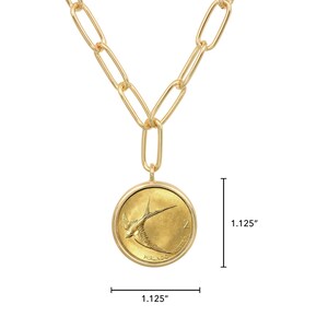 K&ouml;nnte beinhalten: Goldkette mit einem goldenen M&uuml;nzenanh&auml;nger mit einem Vogelmotiv und dem Text "2 HIRLANDO KRONOR". Der Anh&auml;nger hat einen Durchmesser von 1,125 Zoll.