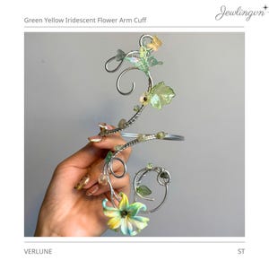 VERLUNE Armmanschette | Grün Gelb schillernde Blumen Arm Schmuck | Forest Fairy Oberarm-Manschette | Handgefertigte Naturrebe Armband | Schmuckvn