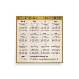 Peut inclure: Une tasse en céramique blanche avec une anse noire et le texte "But First, Coffee" en noir, en gras. La tasse est posée sur une surface en bois. La tasse mesure environ 10 cm de haut.