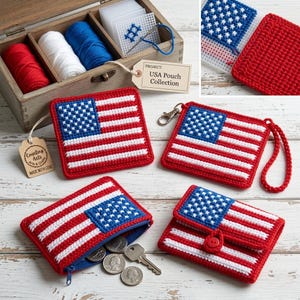 Könnte beinhalten: Eine Sammlung handgefertigter Beutel und Accessoires mit dem Design der amerikanischen Flagge. Die Beutel sind rot, weiß und blau, mit einem sternenbesetzten blauen Quadrat und rot-weißen Streifen. Einige haben Reißverschlüsse, Handschlaufen oder Knopfverschlüsse.