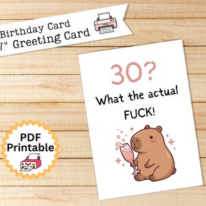 Può includere: Un biglietto di auguri di compleanno bianco con la scritta "30? What the actual FUCK!" e un capibara dei cartoni animati con un bicchiere di vino. Il biglietto misura 12,7 x 17,8 cm ed è stampabile in PDF.