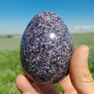 Puede incluir: Un letrero de madera rústica con el texto "Welcome to our home" en letras blancas. El letrero presenta un acabado envejecido y un diseño sencillo y acogedor, ideal para la entrada.