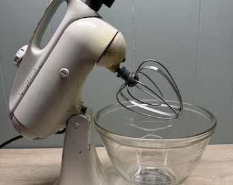Batidora KitchenAid modelo 3-C de estilo moderno de mediados de siglo con tazón original tipo colmena y accesorio batidor. ¡Funciona!