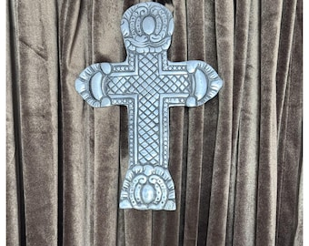 Cruz de metal estilo Misión Española Vintage: Decoración de pared estilo suroeste con elegante acabado en tono peltre.