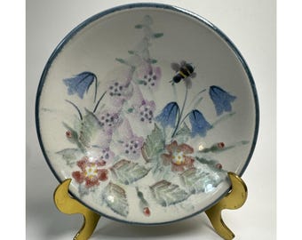 Stary szkocki ceramiczny talerzyk z motywem trzmiela ogrodowego, malowany ręcznie, mały talerz