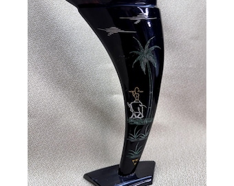 Escultura tallada en cuerno de búfalo con palmeras y jinete, pieza decorativa grabada de mediados de siglo, 25 cm (10 pulgadas)
