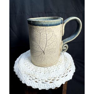 Studio Keramik Blatt Impression Mug Handgemachte Kaffeetasse signiert